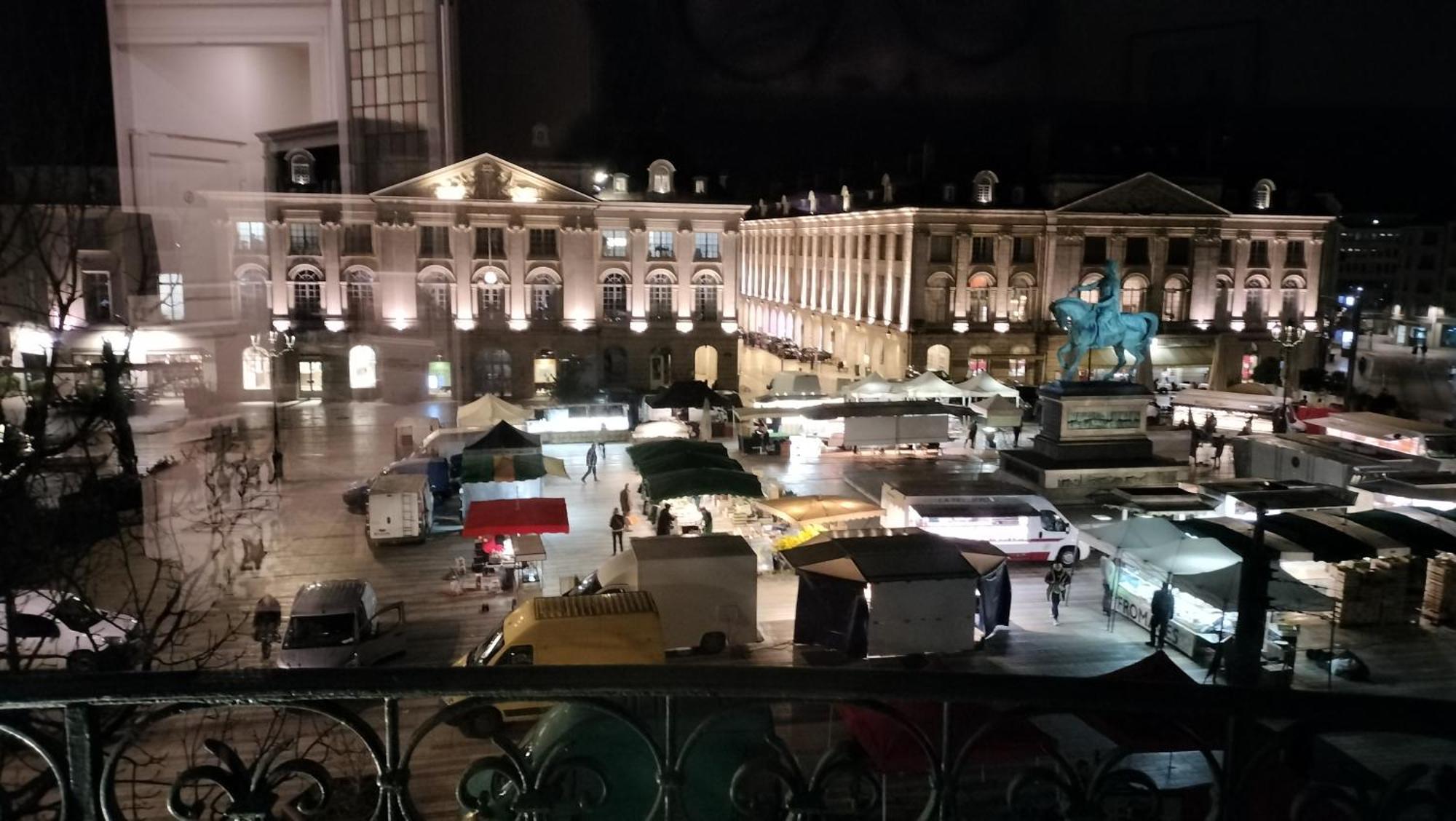 Appartement F3 Au Balcon De La Place Du Martroi 奥尔良 外观 照片